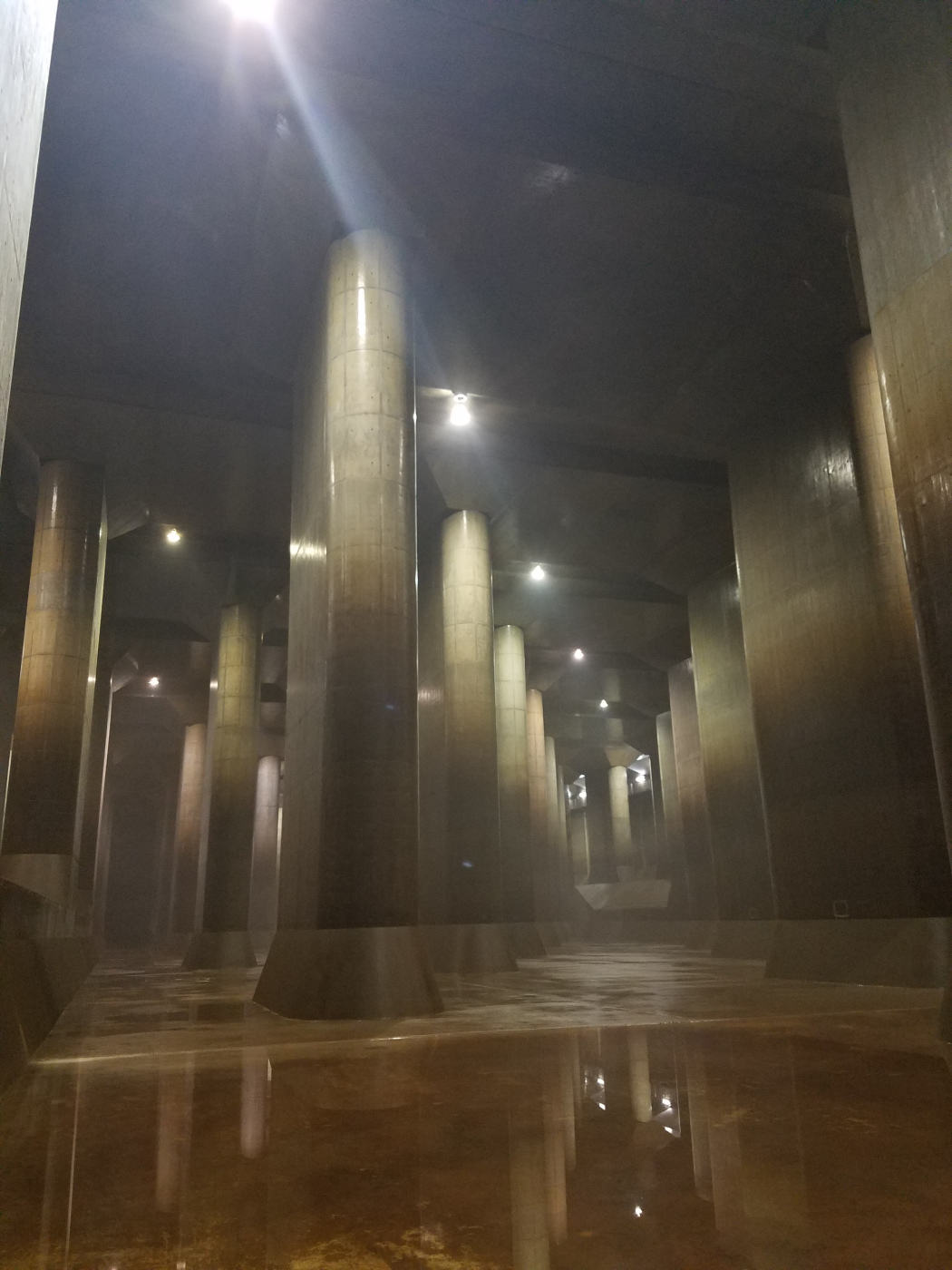 Những cột trụ cao 18 mét