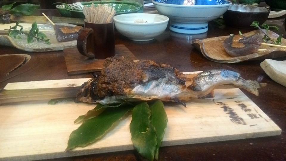 Em cá được đánh bắt ngay tại suối cạnh nhà hàng, món cá ngon nhất mình từng ăn! THỀ!