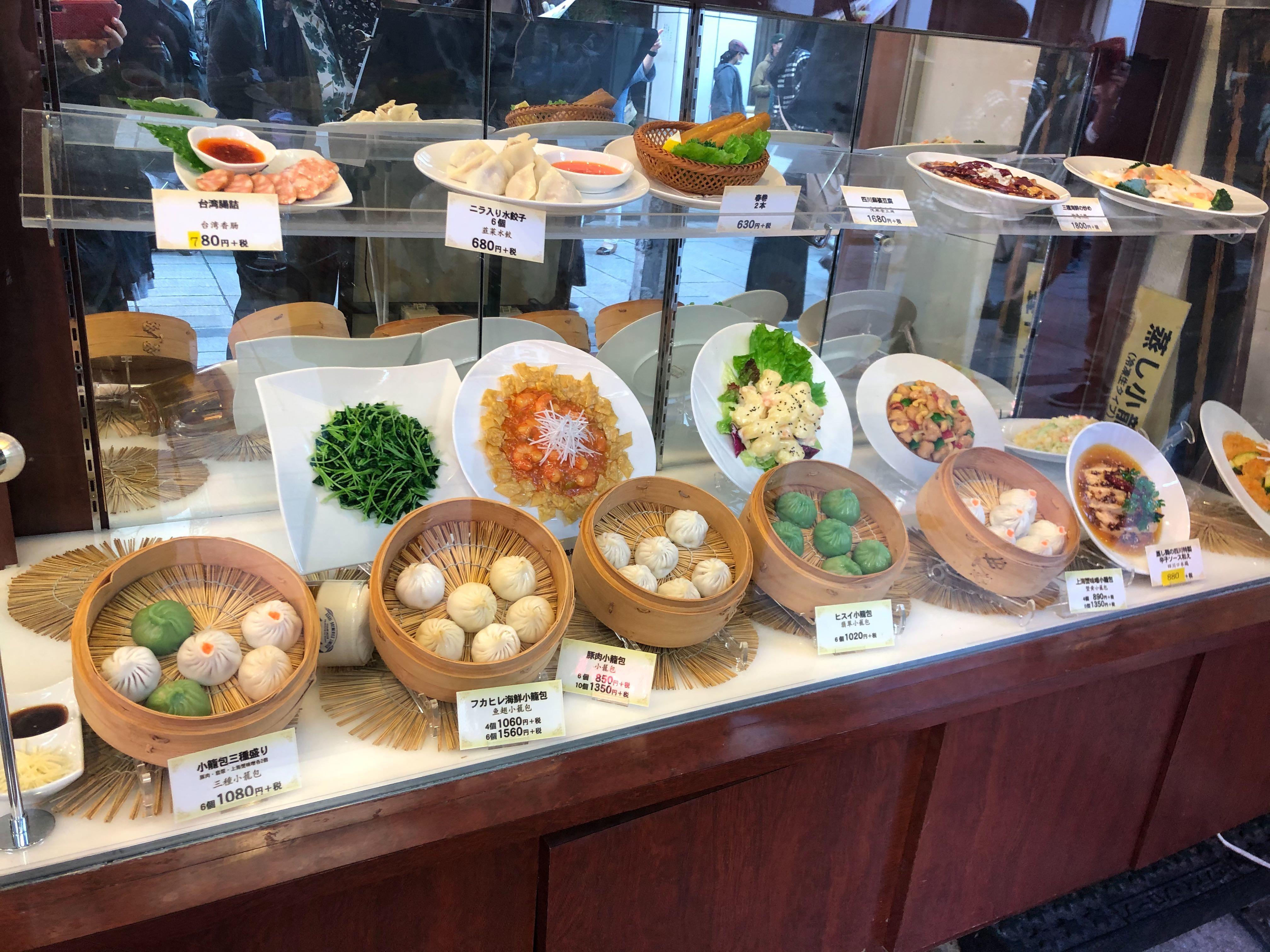 Dimsum được trưng bày trước cửa hàng