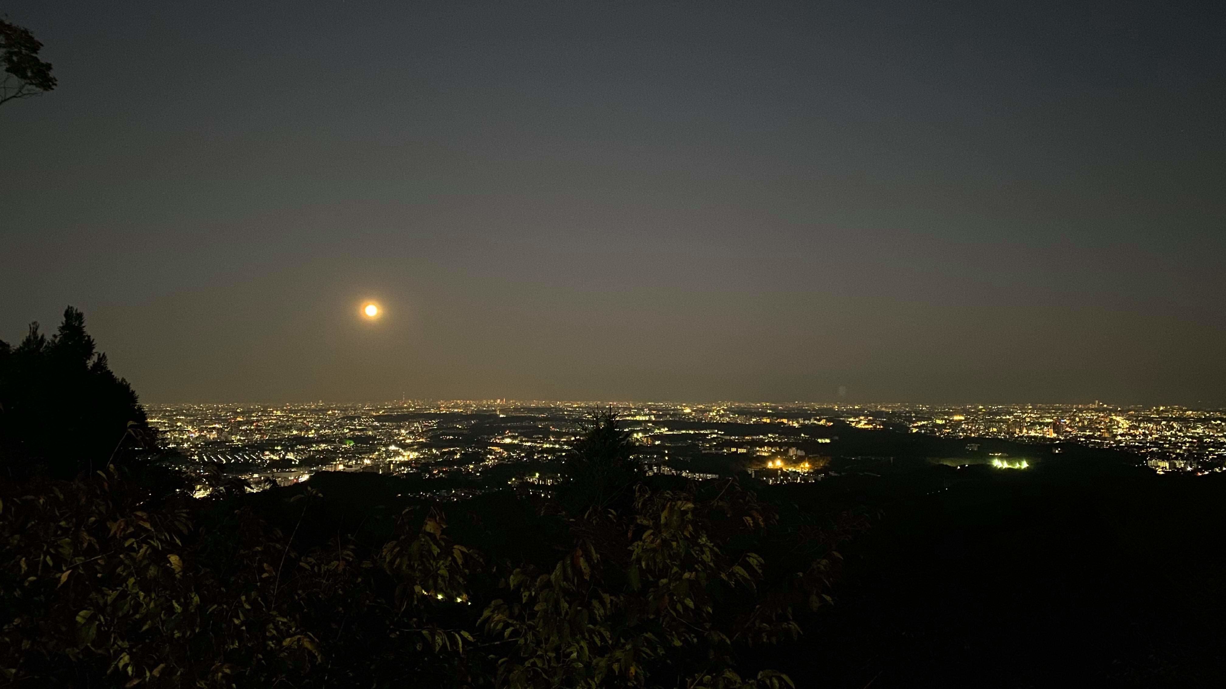 You can hardly find anywhere to see the moon like this in the city, huh ^^