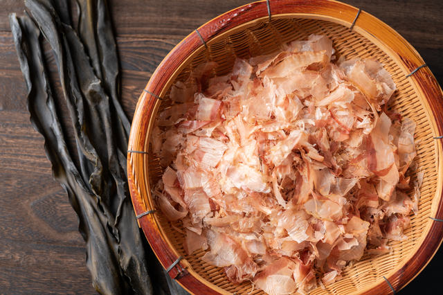 Katsuobushi và tảo bẹ khô Kombu