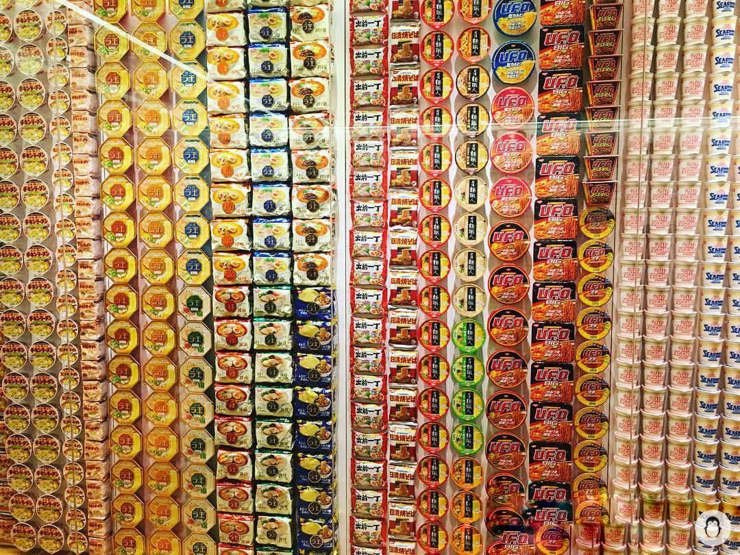 The total number of instant noodle packages displayed here is more than 3,000.
