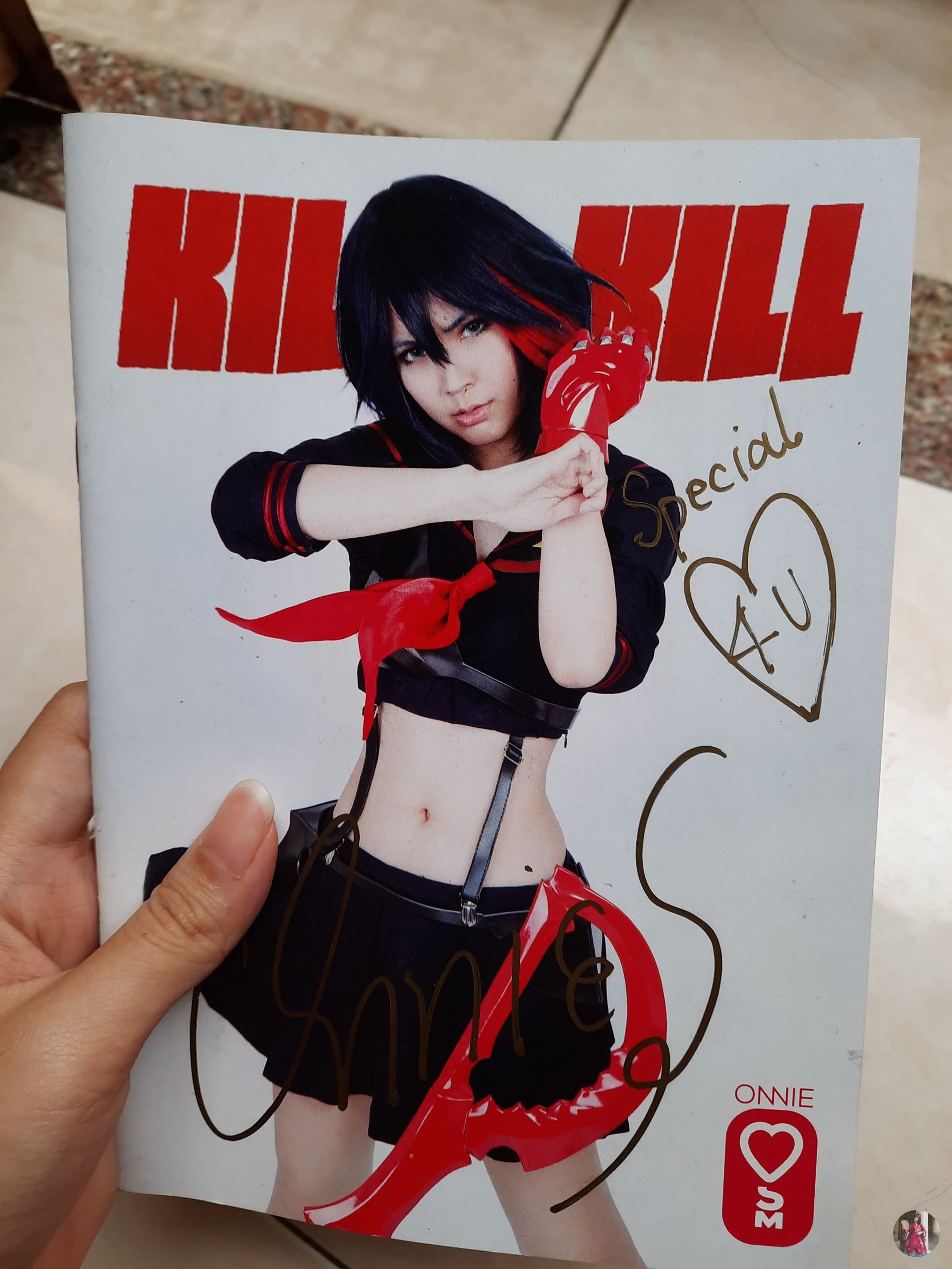 Vật phẩm tớ được nhỏ bạn tặng sau khi nó xếp hàng dài xin được chữ ký của cosplayer Onnies