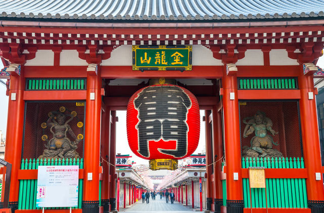 Chiếc đèn lồng khổng lồ tại cổng vào Senso-ji