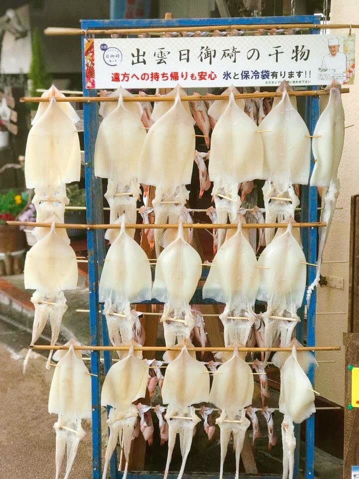 Dù là du khách phương xa muốn mua mang về cũng có thể hoàn toàn yên tâm với những chú mực tươi ngon trắng muốt này.