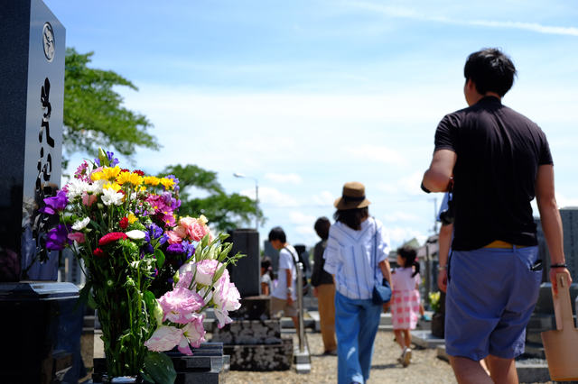 Người dân thường đi tảo mộ vào lễ Obon
