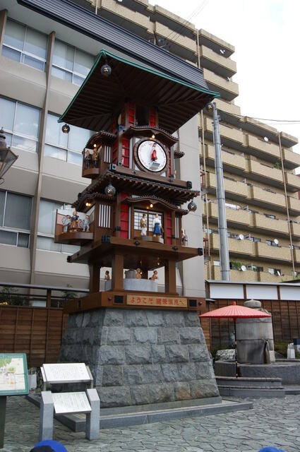 Botchan Karakuri clock with little dancing statues =))
