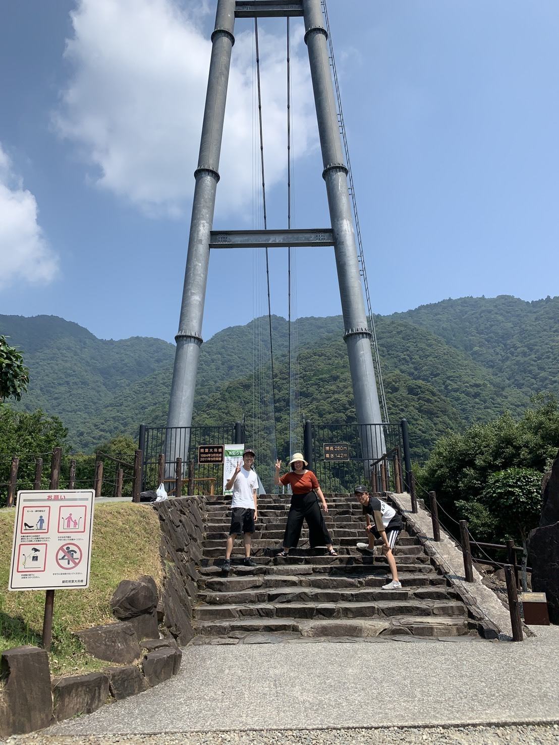 Tớ và hai đứa bạn dùng chân trụ chụp ảnh để ghi lại bức ảnh trước cây cầu.