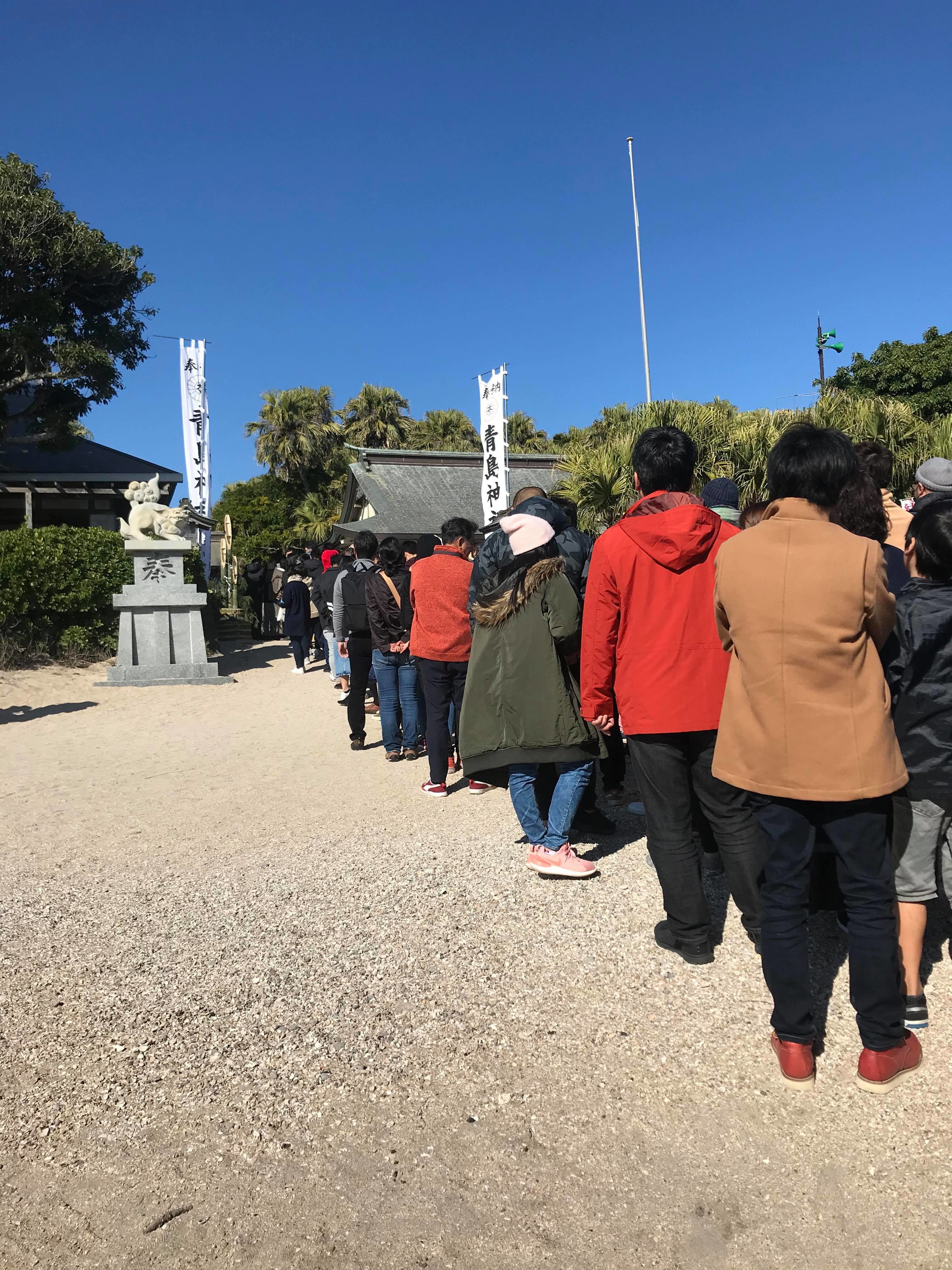 Since early morning, people have lined up to come in to visit and pray for a new year of peace and luck (Also, there were people coming and praying for a smooth path of love like me)