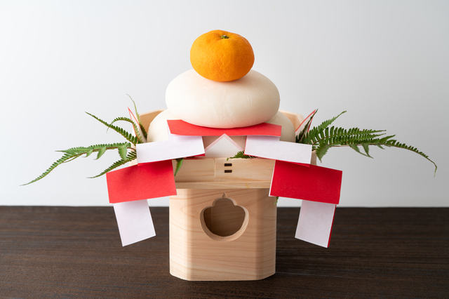 Từ hàng thế kỷ trước, người ta đã tin rằng Kagami Mochi có liên quan đến các vị thần cổ đại của Nhật Bản. Hình dạng của chiếc bánh giống như chiếc gương truyền thống của người Nhật