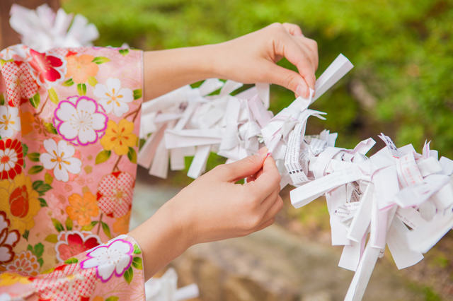 People often hang the unfortunate Omikuji back on the shrine
