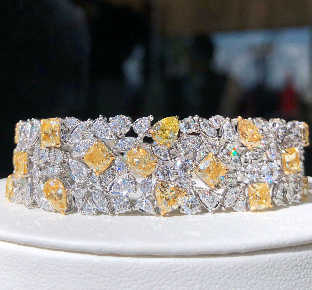 Luxury Elegant 18k White Gold Full White Diamond And Yellow Diamonds Shaped Bracelet