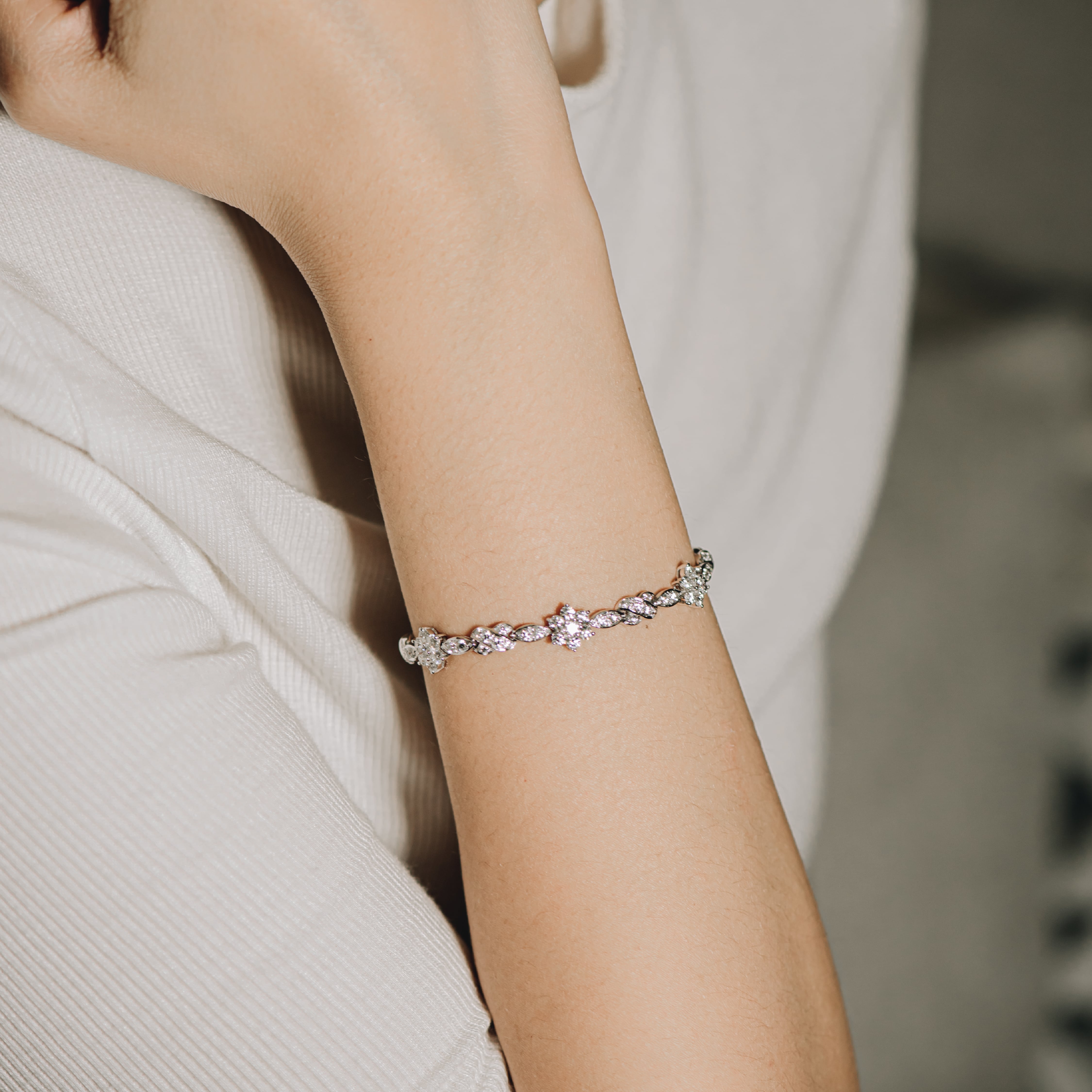 Flower Stunning Jewelry Bracelet With Diamond In 18k White Gold Total Diamond 102 Pieces 5.096 Carat Net Weight 14.74 Gram