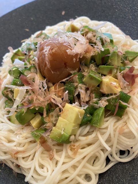 オクラとアボカドの梅ポン酢そうめん