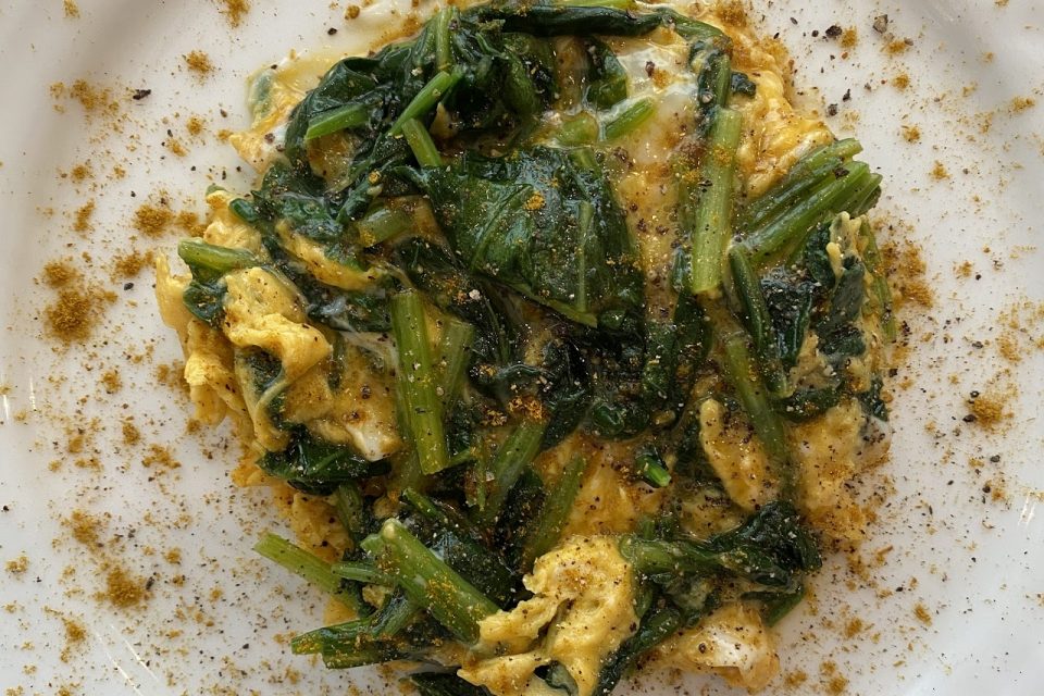 ほうれん草たっぷり スパイス香るスクランブルエッグ