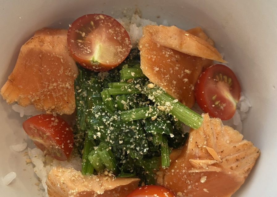サーモンとトマトとほうれん草の 中華風カルパッチョ丼