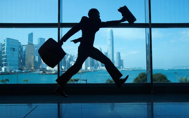 歩くビジネスマン