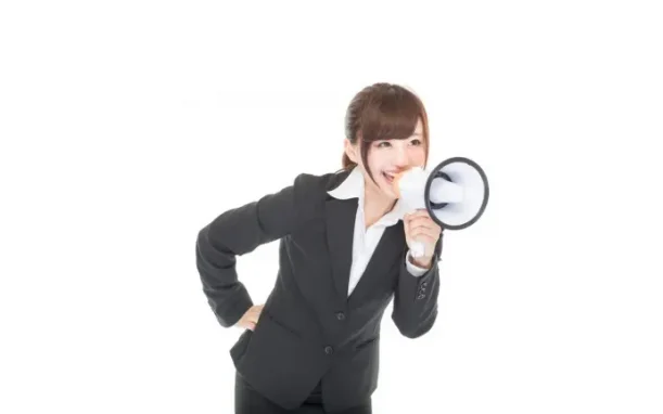 呼びかける女性