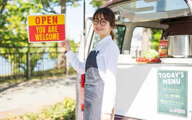 キッチンカーの女性