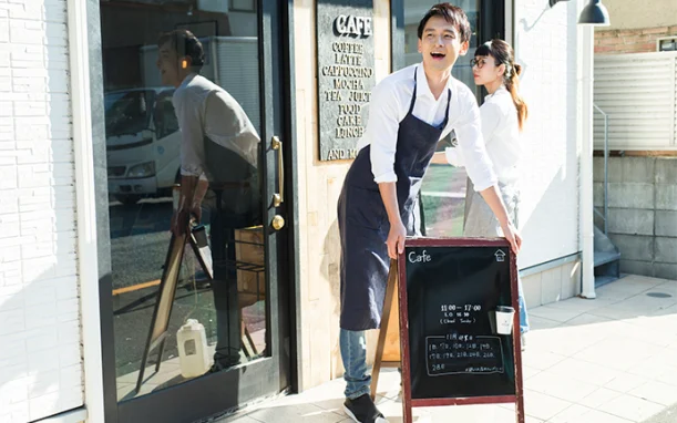 看板を出すスタッフ