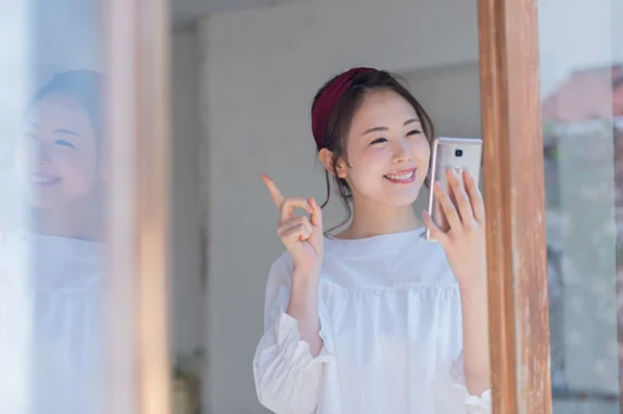 スマホを見る女性