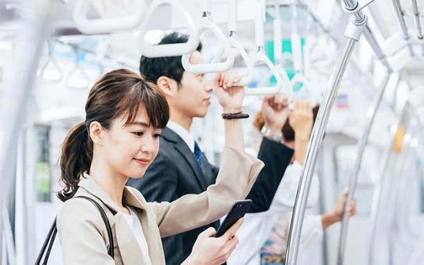 電車に乗る女性