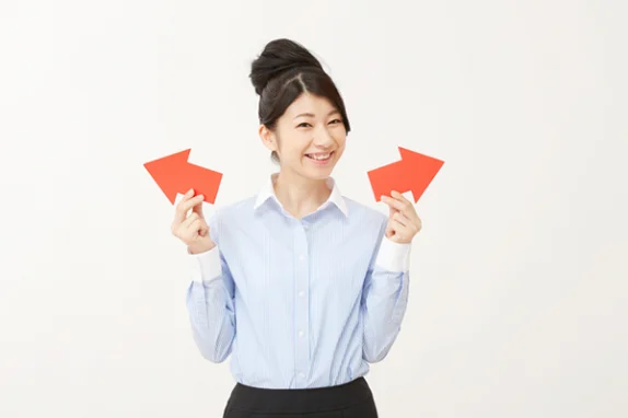 矢印を持つ女性