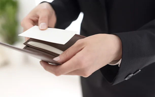 名刺を渡す人