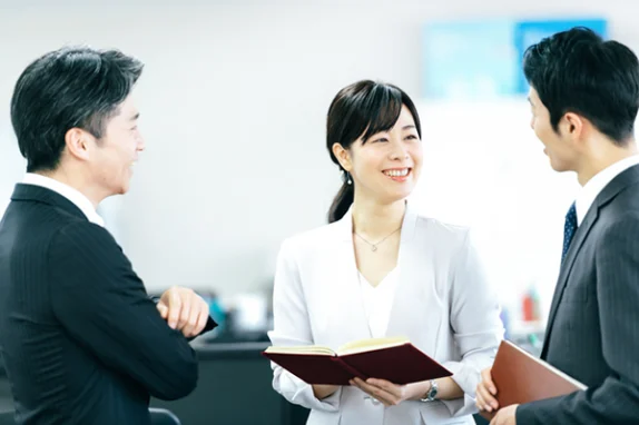 会話するビジネスマンたち