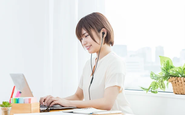 テープ起こしをする人