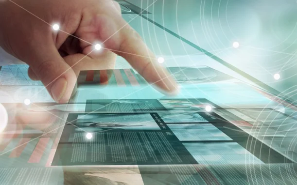 タブレットを指さす人