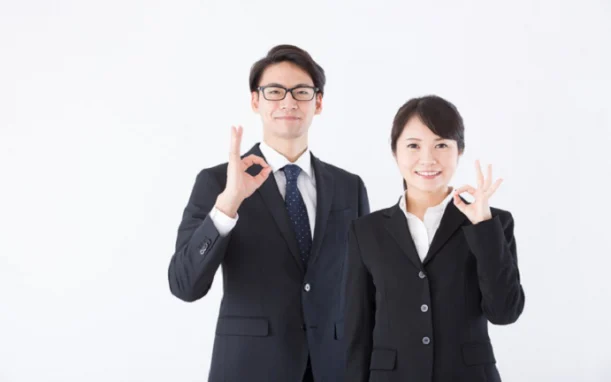 OKポーズの男女