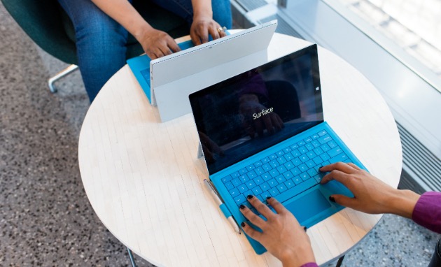 デスクワークをする人たち