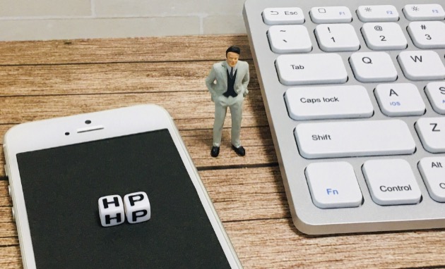 スマホと男性の人形