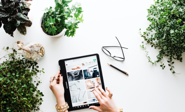 タブレットを見る人