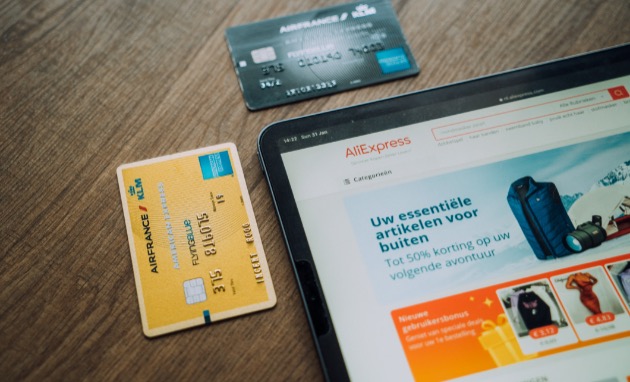 タブレットとクレジットカード