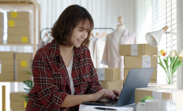 ECサイトを運営する女性