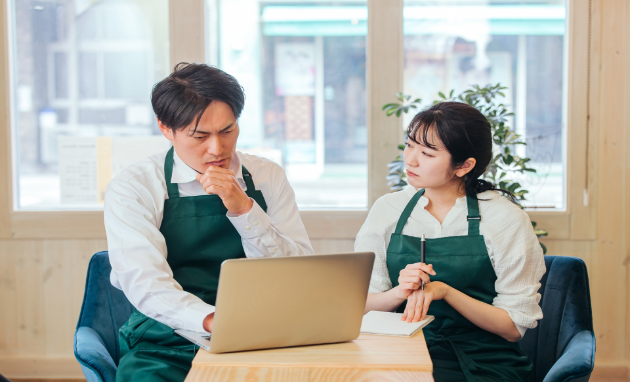 仕事中に悩む二人