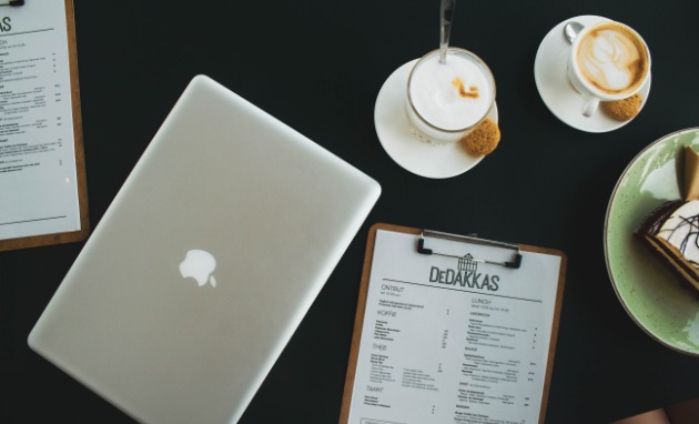 パソコンとコーヒー