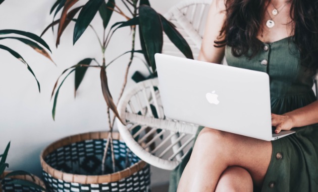 個人でECサイトを作成する女性