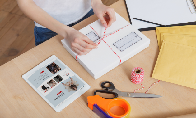 梱包作業をする人