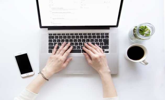 ノートPCで作業する人