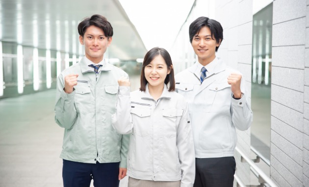 ガッツポーズをする人たち