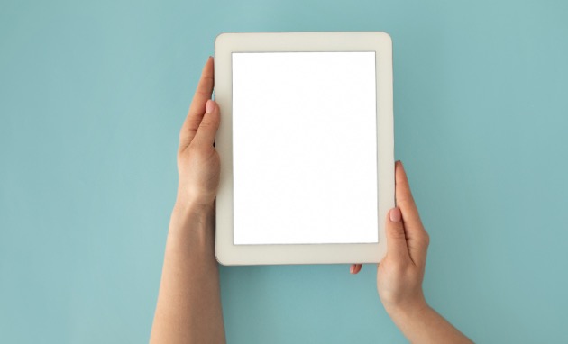 タプレットを持つ人