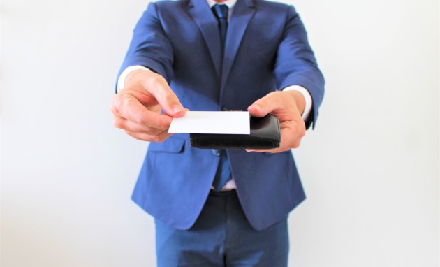 名刺を渡す人