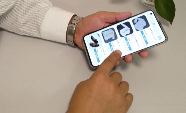 スマホで商品を見る人