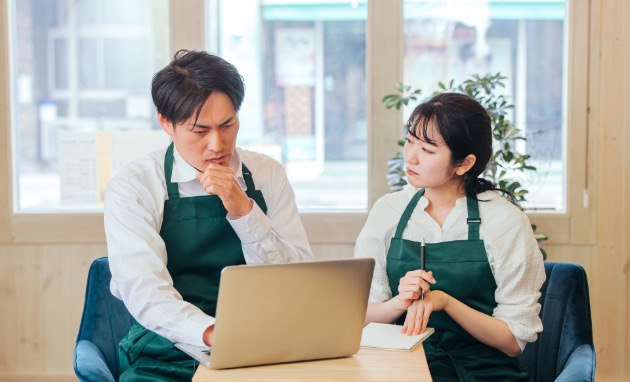 相談する従業員たち