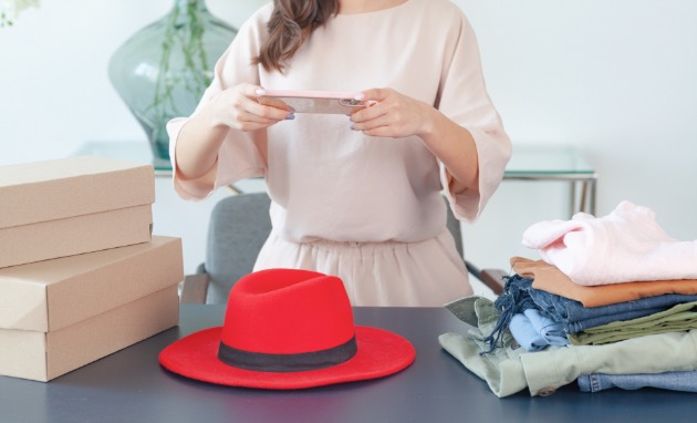 写真を撮る女性