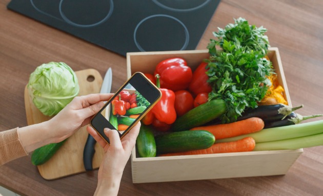 野菜の写真を撮る人