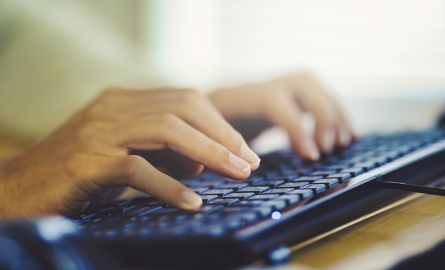 タイピングする人
